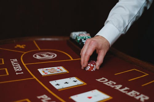Mesa de blackjack digital com cartas e fichas