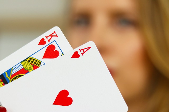 Cartas de jogo sobre uma mesa escura