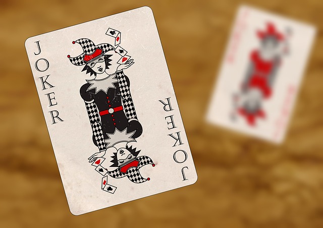 Carta de joker em destaque sobre mesa de jogo