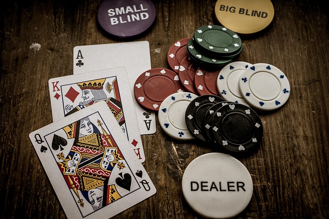Mesa de casino com cartas e fichas